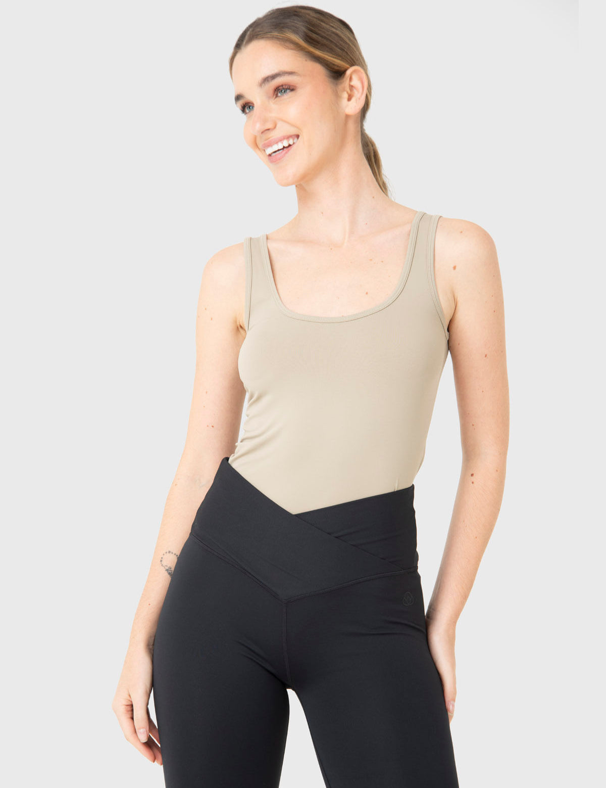 Polo Sin Mangas Para Mujer Tank Seamless Beige Bsoul